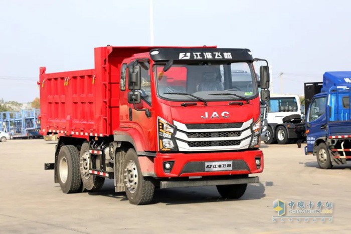 江淮飛越6×2R提升橋自卸車，將憑借輕量化、高承載、高效、安全等優(yōu)勢(shì)，助力卡友征戰(zhàn)城建運(yùn)輸，在嚴(yán)格治超管理環(huán)境下也能合規(guī)多拉，實(shí)現(xiàn)低成本高收益，輕松走上創(chuàng)富之路。