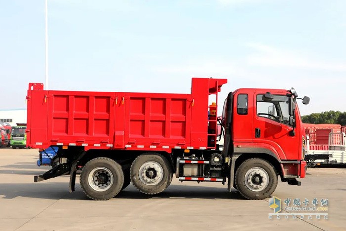 江淮飛越6×2R提升橋自卸車，將憑借輕量化、高承載、高效、安全等優(yōu)勢(shì)，助力卡友征戰(zhàn)城建運(yùn)輸，在嚴(yán)格治超管理環(huán)境下也能合規(guī)多拉，實(shí)現(xiàn)低成本高收益，輕松走上創(chuàng)富之路。
