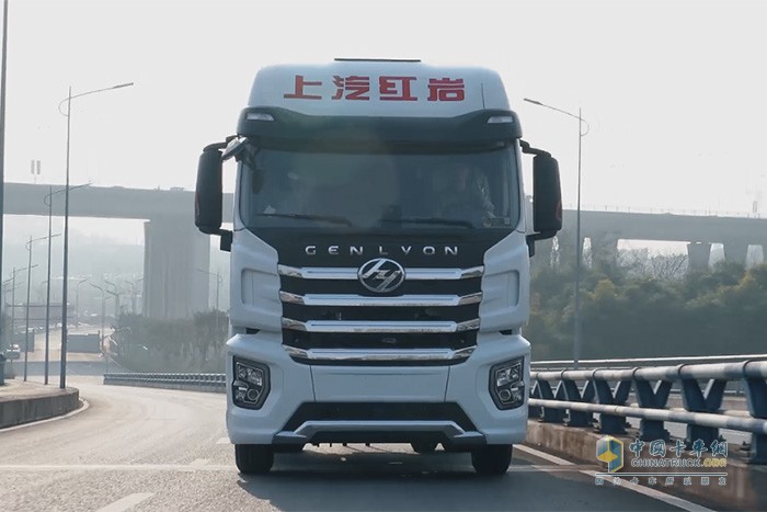 “極致能量回收”是上汽紅巖將新能源技術(shù)與智能化技術(shù)充分融合的典型案例之一，采用線性多檔位超級(jí)能量回收，以最高70%的回收率領(lǐng)先行業(yè)。
