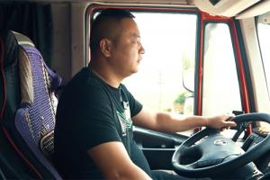 上汽紅巖燃氣重卡車主：綜合來看性價比高，一個月能省1000多元！