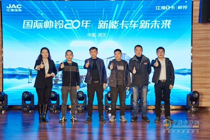 2023年11月17日，江淮1卡帥鈴20周年巡展在武漢站舉辦。武漢做為帥鈴的主銷陣地在帥鈴的20年的發(fā)展過程中有著重要的戰(zhàn)略價(jià)值。