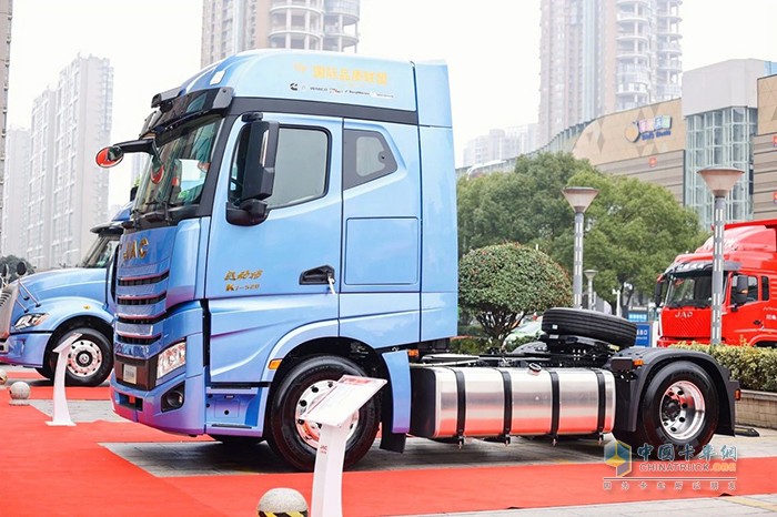 江淮重卡牽引車天團(tuán)，耀世登場！