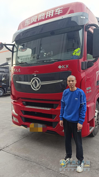從入行到現(xiàn)在，王濤開過兩輛東風(fēng)天龍品牌的車，現(xiàn)在他駕駛的是東風(fēng)天龍旗艦530馬力燃?xì)廛嚕熬褪怯X得這個車好，氣耗特別低，特省錢”，他的語氣里充滿了信任感。