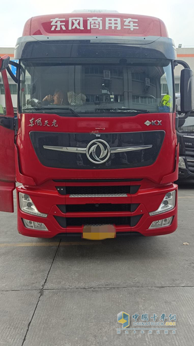 從入行到現(xiàn)在，王濤開過兩輛東風(fēng)天龍品牌的車，現(xiàn)在他駕駛的是東風(fēng)天龍旗艦530馬力燃?xì)廛?，“就是覺得這個車好，氣耗特別低，特省錢”，他的語氣里充滿了信任感。
