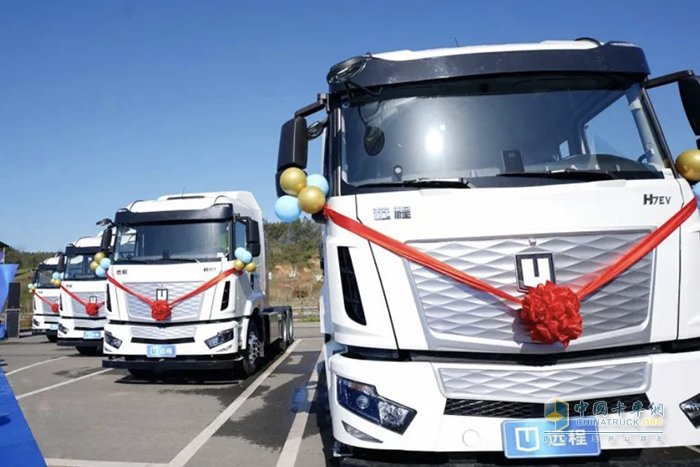 遠(yuǎn)程純電牽引車(chē)批量交付四川大客戶(hù) 營(yíng)造砂石料綠運(yùn)新體驗(yàn)