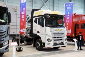 超3000公里續(xù)航，江淮星耀X7 4×2天然氣牽引車為快遞行業(yè)加速