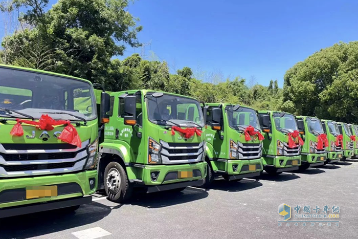 批量鋼鐵巨擘自卸車交付，江淮重卡攜手大客戶共創(chuàng)城建新篇章