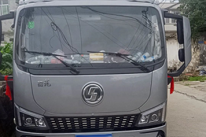 陜汽德龍G300輕卡配康明斯F2.5發(fā)動(dòng)機(jī)，守護(hù)四川涼山水果運(yùn)輸，鮮美品質(zhì)不打折！