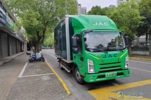 交車忙！江淮1卡30輛混動(dòng)冷藏車交付，助力用戶一路領(lǐng)“鮮”