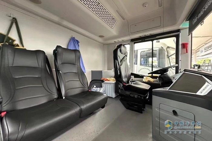 上海松江：垃圾車與“公交車”融為一體？這款新能源壓縮式垃圾車科技性能大有看頭