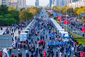日照半程馬拉松開跑！飛碟汽車新能源輕卡保障賽事顯實力
