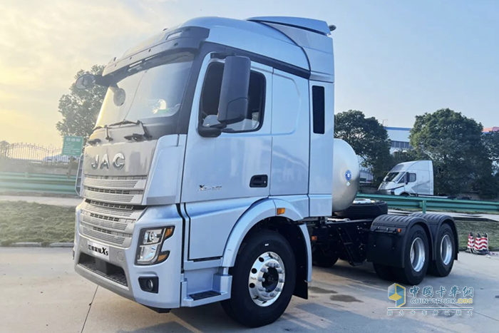 長(zhǎng)途資源運(yùn)輸?shù)睦硐脒x擇：江淮星耀X5 LNG 6×4牽引車！