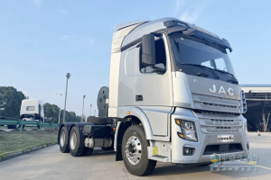 長途資源運(yùn)輸?shù)睦硐脒x擇：江淮星耀X5 LNG 6×4牽引車！