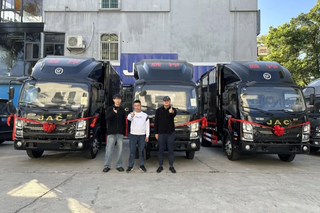 15臺威鈴M6中體車型交付于大客戶，共筑高效物流新篇章！