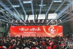 東風(fēng)柳汽2025年合作伙伴大會(huì)：全新重卡平臺(tái)乘龍H7 Pro亮相！