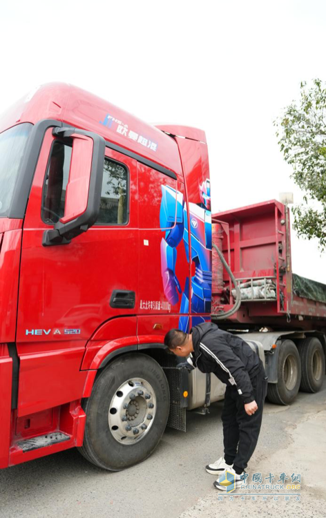 百公里省10L油！劉師傅：歐曼星翼520混動(dòng)重卡運(yùn)輸砂石料高效節(jié)油效益好