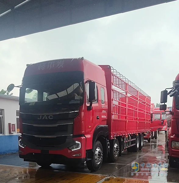 綠通運(yùn)輸包致富！江淮格爾發(fā)8×4載貨車大“鮮”身手！