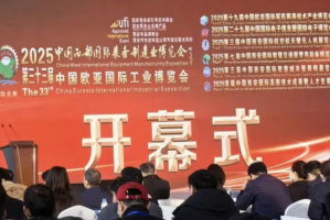 智領(lǐng)商用車新航道 陜汽重卡&卡爾動(dòng)力無(wú)人駕駛重卡閃耀2025西部制博會(huì)