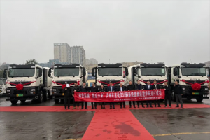 中國重汽首批30臺豪沃新能源攪拌車成功交付