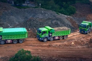 中國(guó)重汽汕德卡渣土車，全方位領(lǐng)航城建致富之路！
