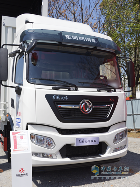 東風(fēng)商用車：兩場(chǎng)簽約！喜獲700+400大單