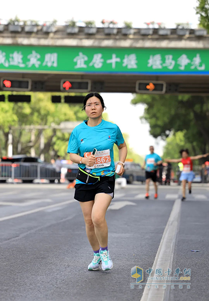 挑戰(zhàn)自我！超越極限！堰馬賽道上，看東風(fēng)營(yíng)銷人奔跑向未來