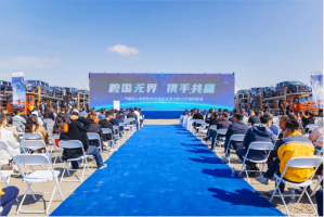 200臺悍V中置軸轎運車交車！一汽解放與轎鐵物流戰(zhàn)略合作簽約儀式成功舉行