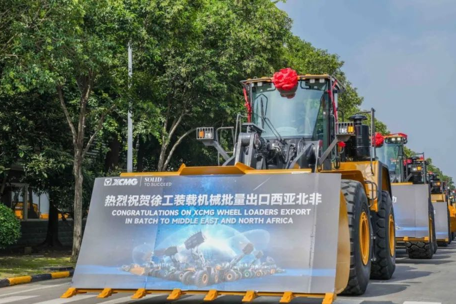 發(fā)車(chē)！百臺(tái)徐工成套化設(shè)備出口西亞北非