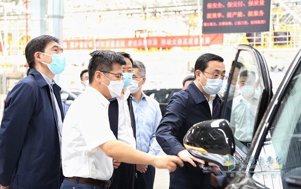 省市領導視察上汽大通燈塔工廠