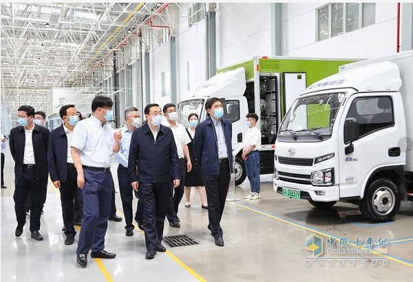 省市領導視察上汽大通燈塔工廠
