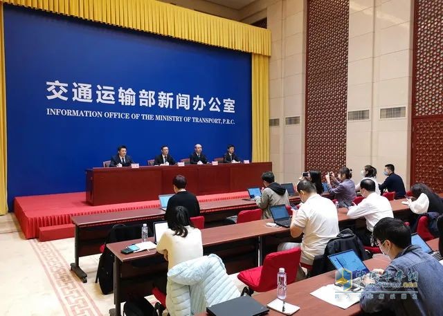 疫情嚴(yán)峻，從中央到地方都出臺了多項政策，切實保障貨車司機利益。