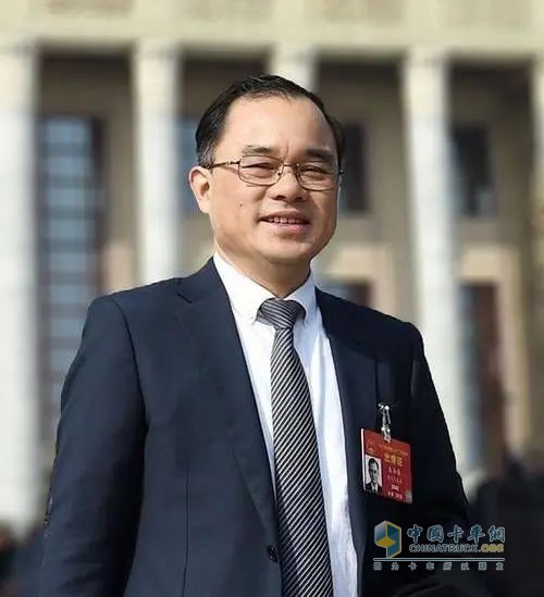 全國(guó)人大代表、長(zhǎng)安汽車(chē)黨委書(shū)記、董事長(zhǎng)朱華榮在2023年兩會(huì)提出《關(guān)于保障新能源汽車(chē)健康協(xié)同發(fā)展的建議》。
