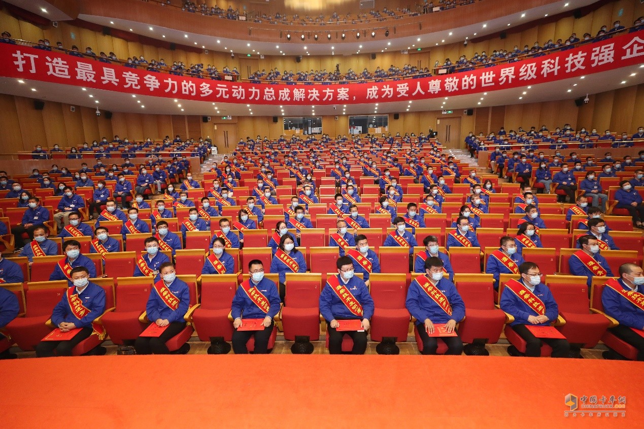 譚旭光二十多年來，帶領(lǐng)濰柴心無旁騖攻主業(yè)，扎根專業(yè)領(lǐng)域精心鉆研，掌握了一批別人拿不走、全國(guó)叫得響、全球立得住的自主可控關(guān)鍵核心技術(shù)