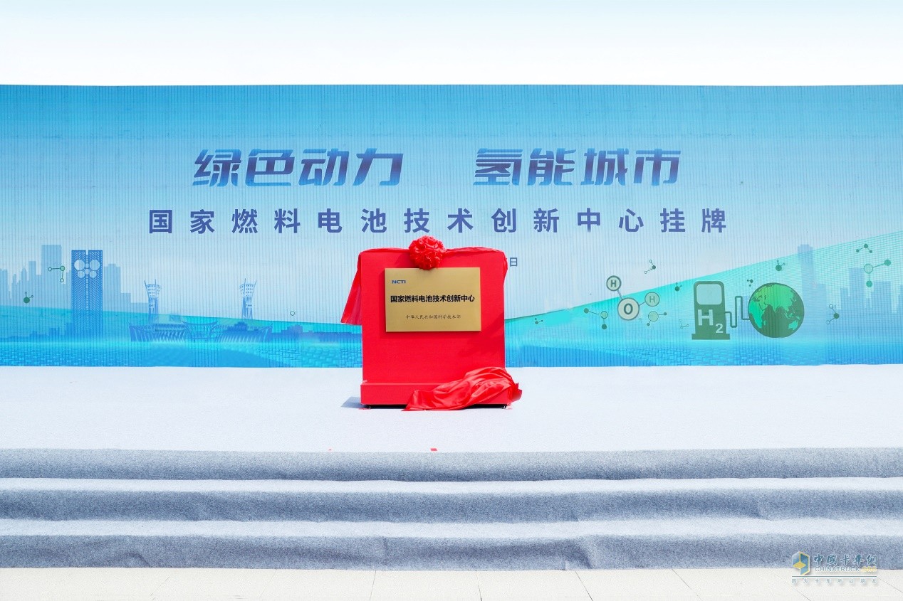 譚旭光二十多年來，帶領(lǐng)濰柴心無旁騖攻主業(yè)，扎根專業(yè)領(lǐng)域精心鉆研，掌握了一批別人拿不走、全國(guó)叫得響、全球立得住的自主可控關(guān)鍵核心技術(shù)