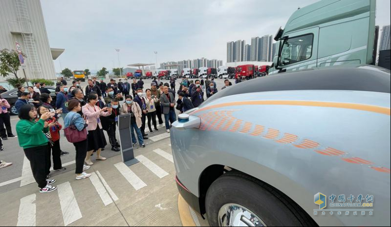 柳州汽車工業(yè)轉(zhuǎn)型“頭排兵”，東風柳汽乘龍“秀肌肉”