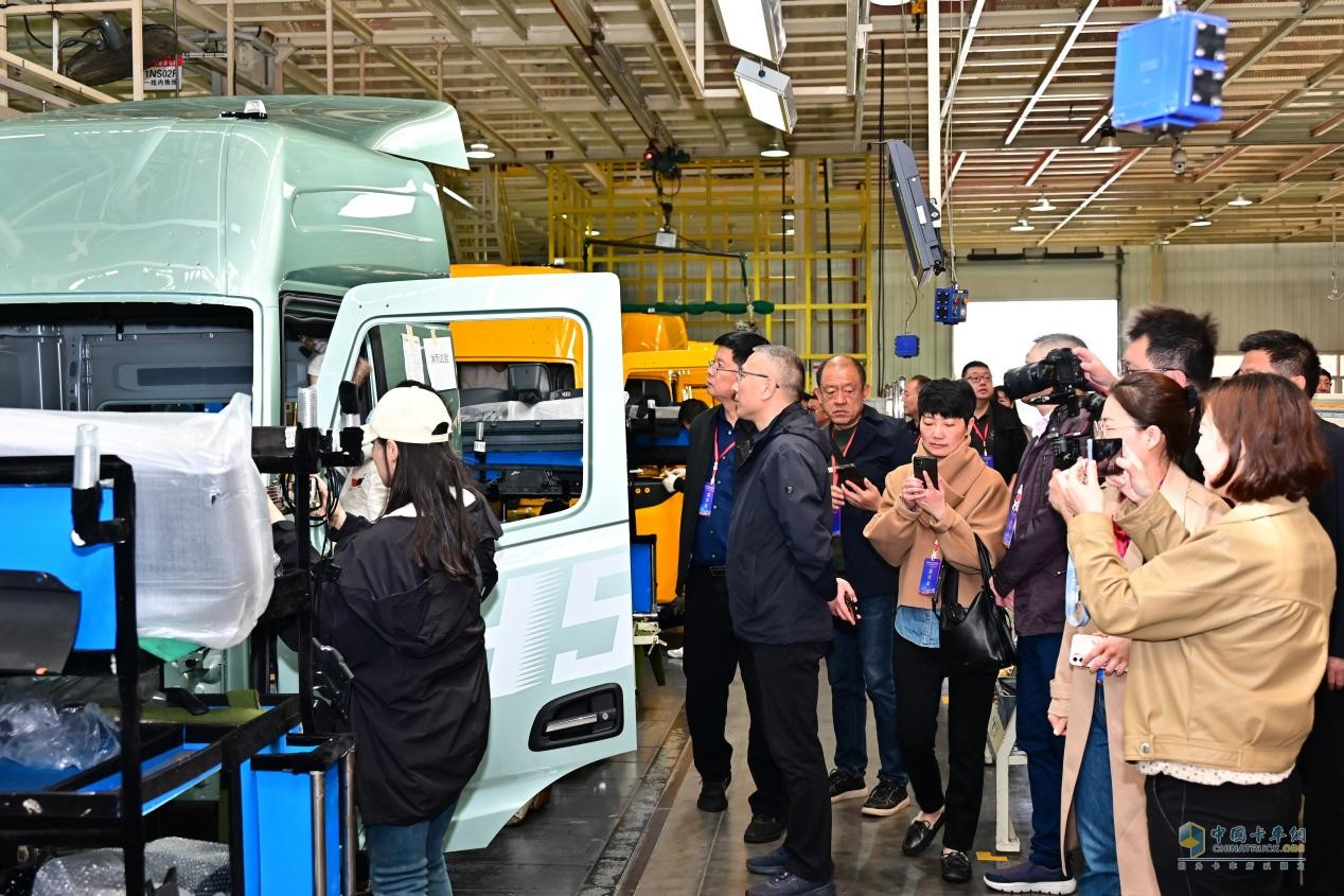 柳州汽車工業(yè)轉(zhuǎn)型“頭排兵”，東風柳汽乘龍“秀肌肉”
