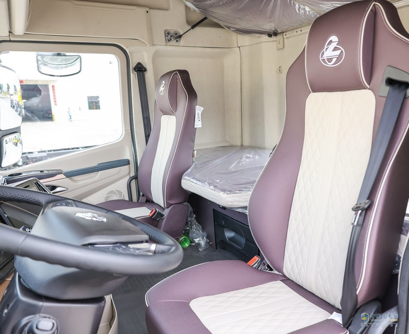 乘龍H5V、乘龍H7喜獲“金蜂盛典”卡車兄弟信賴車型獎(jiǎng)