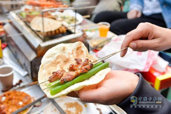 全國游客“進(jìn)淄趕烤” 淄博奧鈴車主感言：“忙且快樂著”