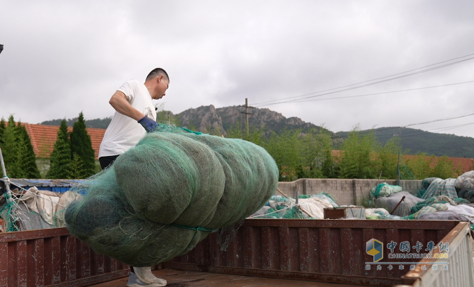 海岸線上的精靈 慶鈴為劉明明的工作添彩！