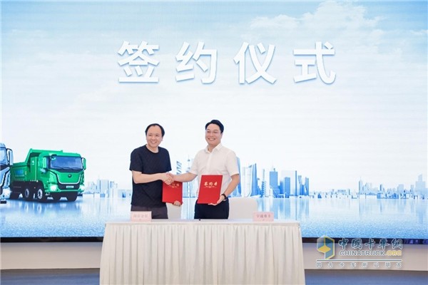 現(xiàn)場簽約超百臺(tái)！宇通重卡全系新品亮相南京