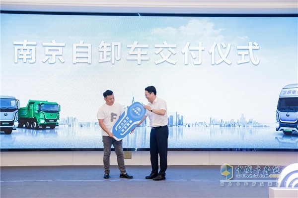 現(xiàn)場簽約超百臺(tái)！宇通重卡全系新品亮相南京