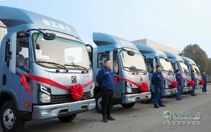 300臺(tái)發(fā)車(chē)、500臺(tái)簽約！徐工漢馳新能源輕卡震撼開(kāi)局