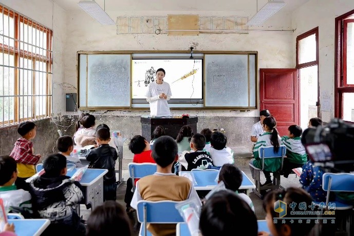 志愿者走進(jìn)貴州 沃爾沃卡車“點亮未來計劃” 正在進(jìn)行