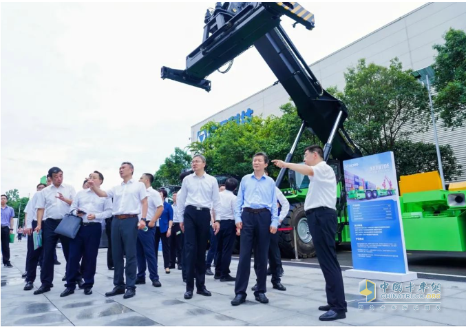 填補行業(yè)空白！首批7項電動工程機械國家標準在徐工發(fā)布