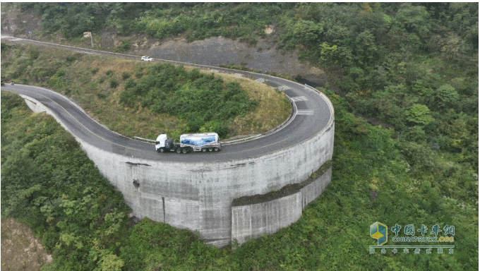 重卡劈彎戰(zhàn)天路！宇通新能源山地性能挑戰(zhàn)完美收官