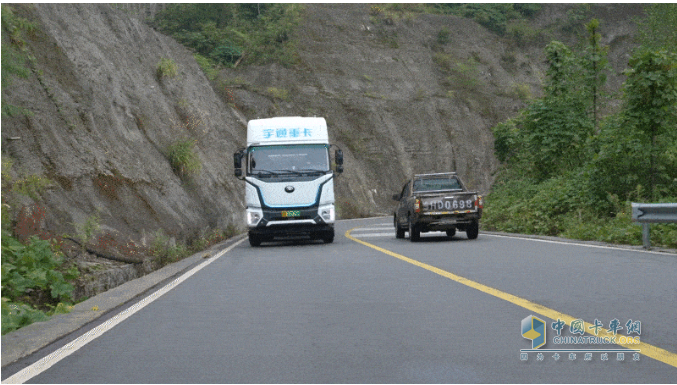 重卡劈彎戰(zhàn)天路！宇通新能源山地性能挑戰(zhàn)完美收官