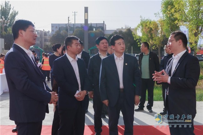 環(huán)衛(wèi)科技助力援疆發(fā)展福田普羅科首批壓縮垃圾車(chē)交付洛浦縣