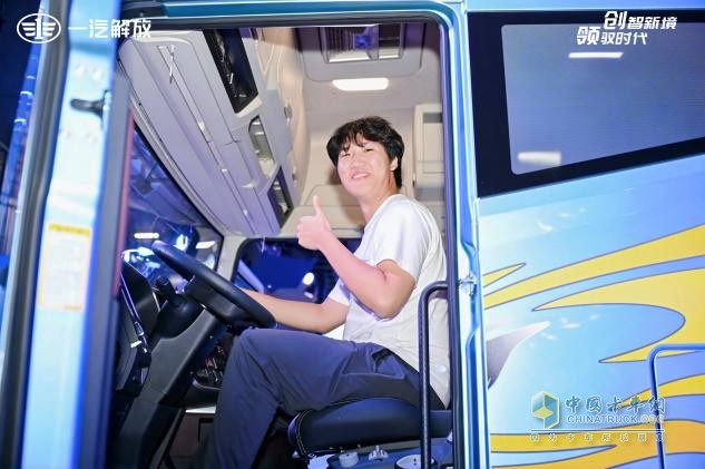 廣州車展高能看點：解放鷹途頭等艙，讓移動的“家”時刻在線！