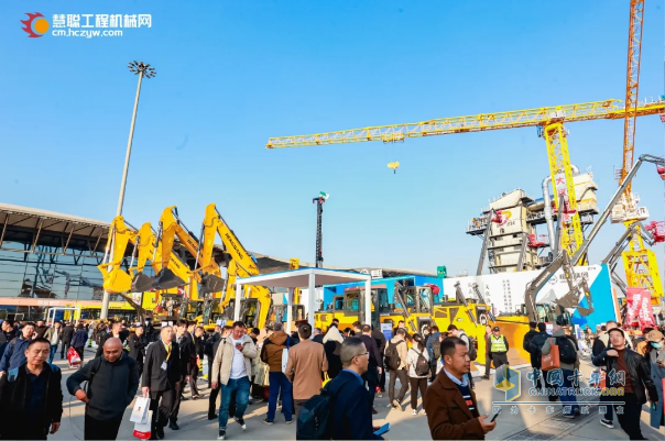寶馬展榮耀見(jiàn)證，中集凌宇純電動(dòng)攪拌車(chē)斬獲“2024工程機(jī)械行業(yè)TOP10年度榜·明星產(chǎn)品質(zhì)量之星獎(jiǎng)”
