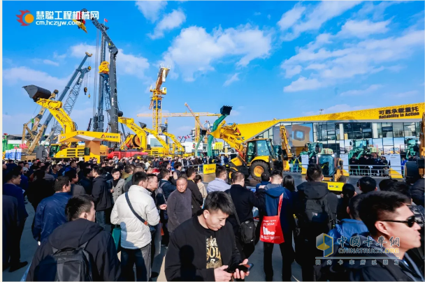寶馬展榮耀見(jiàn)證，中集凌宇純電動(dòng)攪拌車(chē)斬獲“2024工程機(jī)械行業(yè)TOP10年度榜·明星產(chǎn)品質(zhì)量之星獎(jiǎng)”